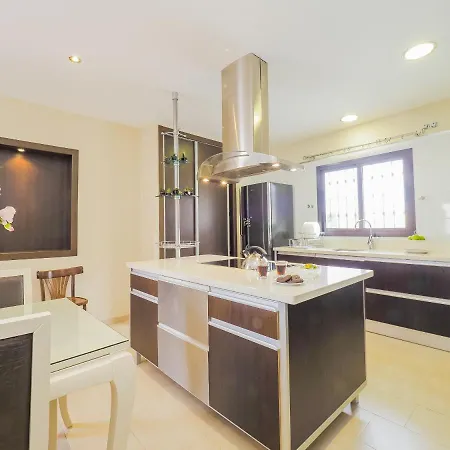Cubo's Gabriela Family Villa *